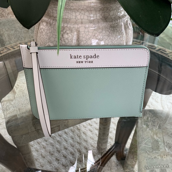 kate spade Handbags - KATE SPADE CAMERON MEDIUM WRISTLET!♠️♠️